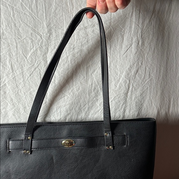 Bueno Classic Black Leather Tote - Picture 6 of 8